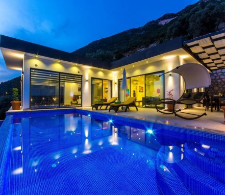 Kalkan Bölgesinde Korunaklı Deniz Manzaralı Balayı Tatil Villası 