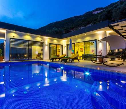 Kalkan Bölgesinde Korunaklı Deniz Manzaralı Balayı Tatil Villası 