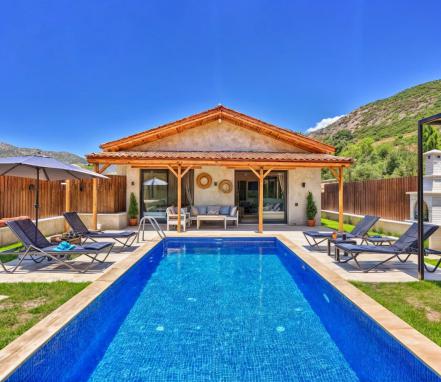 Kalkanda 4 Kişilik Korunaklı Villa