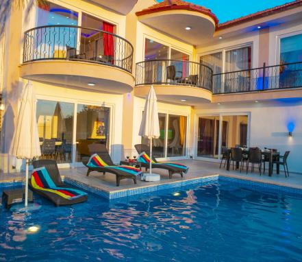 Kalkan Akbel Mevkiinde Merkeze YakınTatil Villası