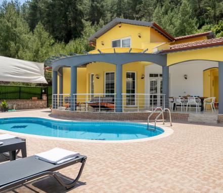 Yeşilüzümlü Mevkiinde 8 Kişilik Tatil Villası