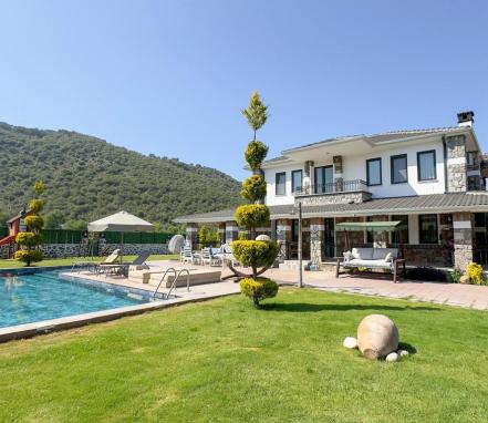Fethiyede Doğa İçinde Otantik Korunaklı Villa