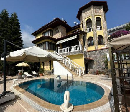 Antalya Alanya Bölgesinde 4 Kişilik Havuzlu Kiralık Villa