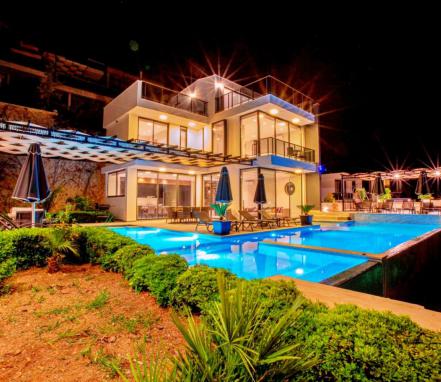 Kalkan Bölgesinde Deniz Manzaralı 10 Kişilik Tatil Villası 
