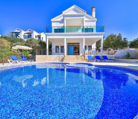 Kaş Çukurbağ Mevkiinde 10 Kişilik Korunaklı  Tatil Villası