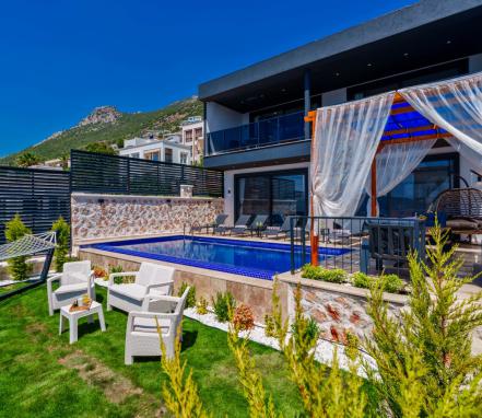 Kalkan Bölgesinde Deniz Manzaralı Korunaklı 7 Kişilik Tatil Villası 