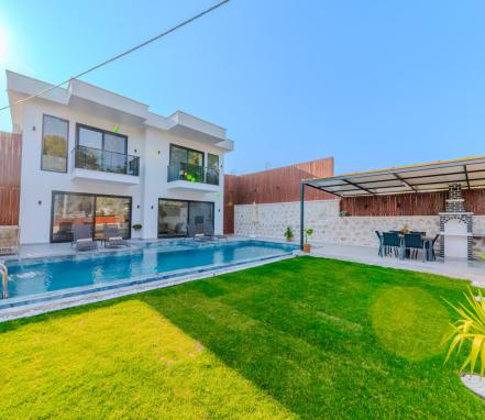 Kaş Kınık Bölgesinde 5 Kişilik Korunaklı Villa