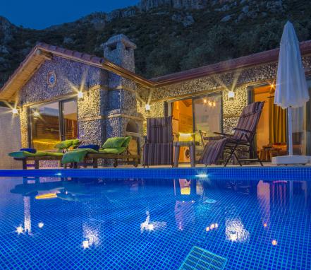 Kaş bölgesinde Deniz Manzaralı Balayı villası