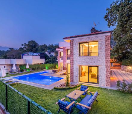 Faralya Mevkiinde 4 Yatak Odalı Korunaklı Tatil Villası 
