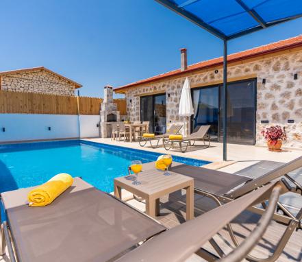 Kalkan Bezirgan Mevkiinde2 Yatak Odalı Tatil Vİllası