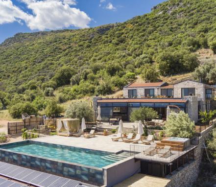 Kalkan Bölgesinde 10 Kişilik Lüks Korunaklı Tatil Villası