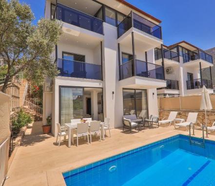 Kalkan Ortaalan Mevkiinde Deniz Manzaralı Tatil Villası