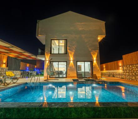Seydikemer Bölgesinde 6 Kişliik Korunaklı Tatil Villası