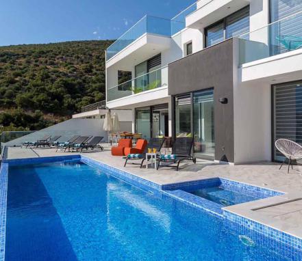 Kalkan Kalamar Mevkiinde 8 Kişilik Lüks Manzaralı Tatil Villası