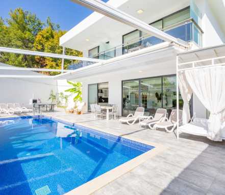Kalkan İslamlar Köyünde 4 Kişilik Korunaklı Lüks Tatil Villası