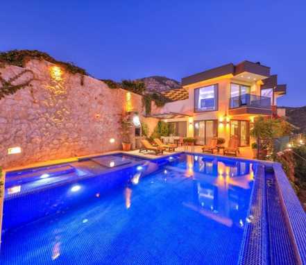 Kalkan Bölgesinde Deniz Manzaralı 4 Kişilik Tatil Villası 