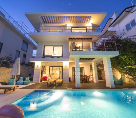 Kalkan Merkezde 4 Yatakodalı Lüks Tatil Villası