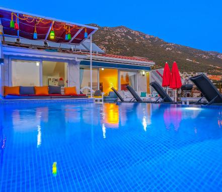 Kalkan Merkezde 6 Kişilik, Özel Havuzlu ve Deniz Manzaralı Süit Apart Villa