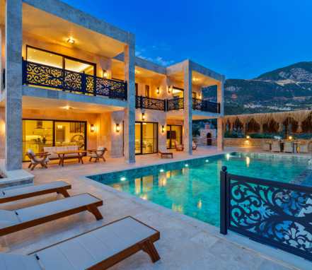 Kalkan Bölgesinde Merkeze Yakın 6 Kişilik Lüks Tatil Villası 