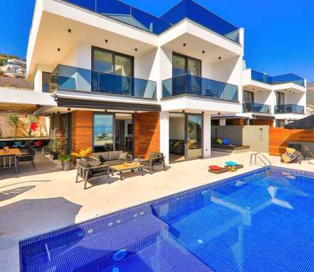 Kalkan Bölgesinde Deniz Manzaralı 6 Kişilik Lüks Tatil Villası