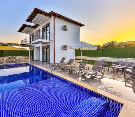 Kaş Bölgesinde Korunaklı 6 Kişilik Tatil Villası