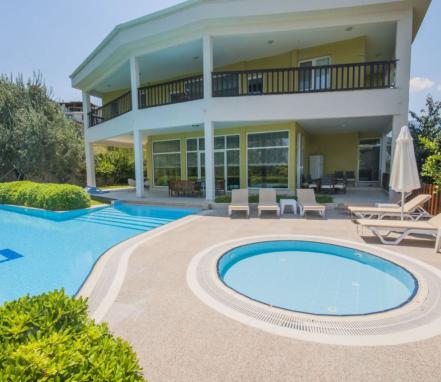 Antalya Mevkiinde Merkeze Yakın 10 Kişilik Tatil Villası 
