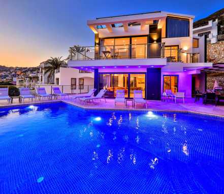 Kalkan Bölgesinde Deniz Manzaralı LÜks Tatil Villası
