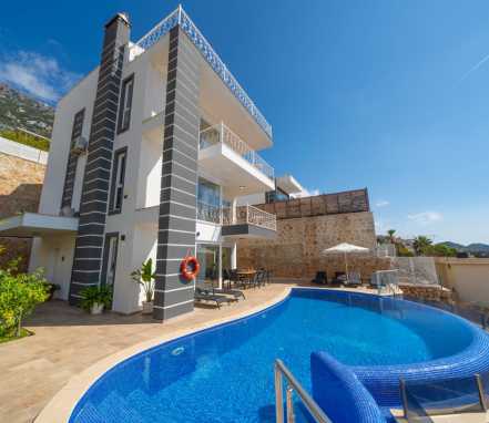 Kalkan Bölgesinde Deniz Manzaralı Lüks 10 KişilikTatil Villası 
