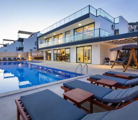 Kalkan Bölgesinde Deniz Manzaralı 10 Kişilik Tatil Villası 