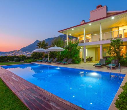 Kalkan Kışla Mevkiinde Deniz Manzaralı Lüks Tatil Villası
