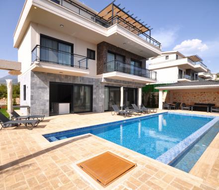 Kalkan Akbel Mevkiinde Deniz Manzaralı Tatil Villası