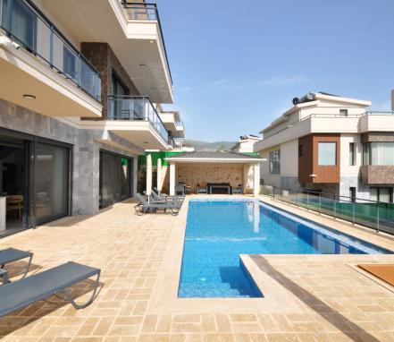 Kalkan Akbel Mevkiinde 4 Yatakodalı Tatil Vlilası