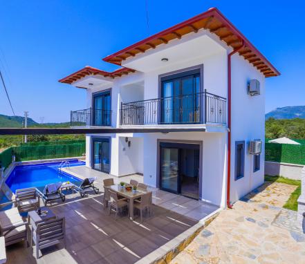 Kaş Bölgesinde Korunaklı Tatil Villası