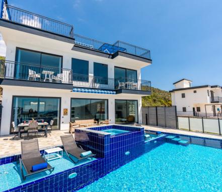 Kalkan Bölgesinde Deniz Manzaralı 4 Kişilik Tatil Villası 