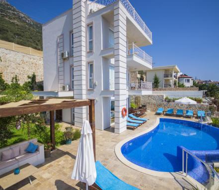Kaş Bölgesinde 10 Kişilik Deniz Manzaralı Tatil Villası