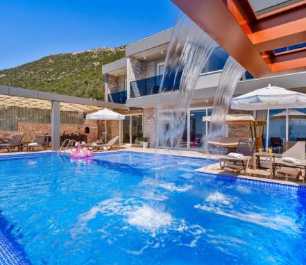 Kalkan Bölgesinde Deniz Manzaralı Korunaklı 8 Kişilik Tatil Villası 
