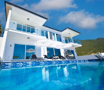 Kaşta 8 Kişilik Korunaklı Deniz Manzaralı Villa
