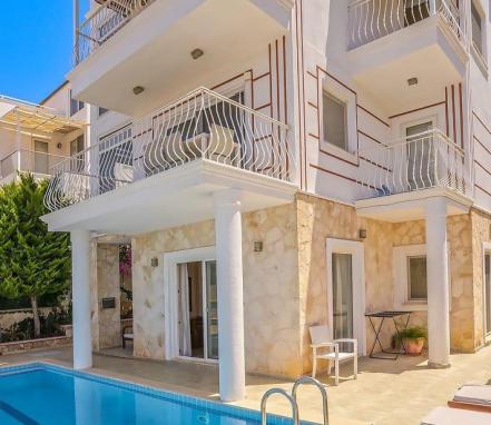 Kalkan Bölgesinde Deniz Manzaralı 8 Kişlik Tatil Villası 