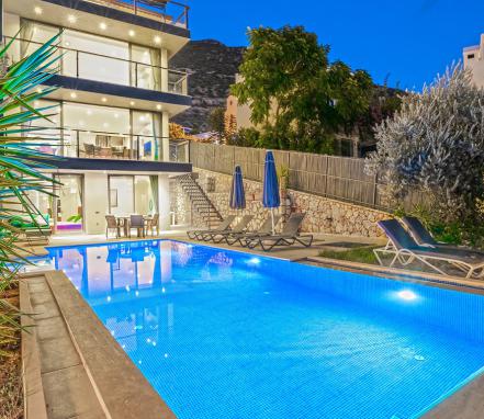 Antalya Kalkan Mevkiinde 8 Kişilik Tatil Vİllası