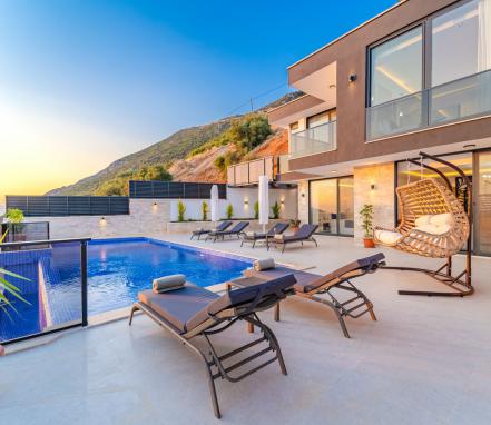 Kaşta 10 Kişilik Deniz Manzaralı Villa