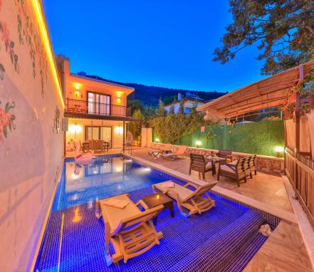 Kaş Çukurbağ Mevkiinde Muhafazakar Tatil Villası