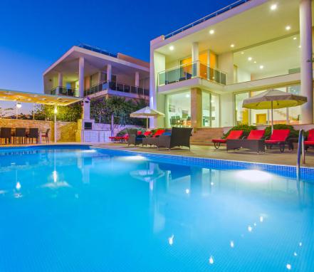 Kalkan Kızıltaş Mevkiinde 10 Kişilik Manzaralı Lüks Tatil villası