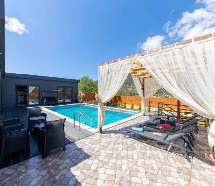 Kalkan Hacıoğlan Mevkiinde Korunaklı 4 Kişilik Tatil Villası 