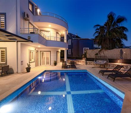 Kalkan Mevkiinde Geniş Aileler İçin Uygun Tatil Villası
