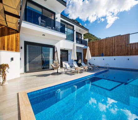 Kalkan Bölgesinde Deniz Manzaralı Korunaklı 6 Kişilik Tatil Villası 
