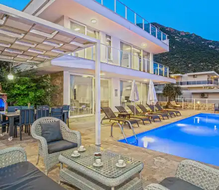 Kızıltaş Bölgesinde 10 Kişilik Deniz Manzaralı Villa