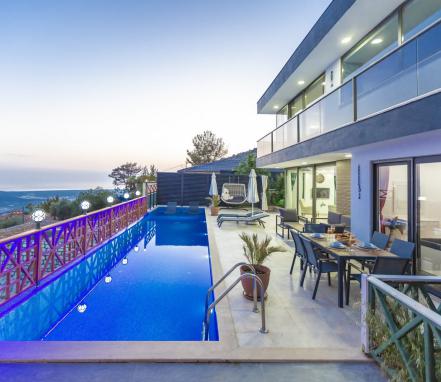 Kalkan İslamlarda 4 Kişilik Lüks Korunaklı Villa