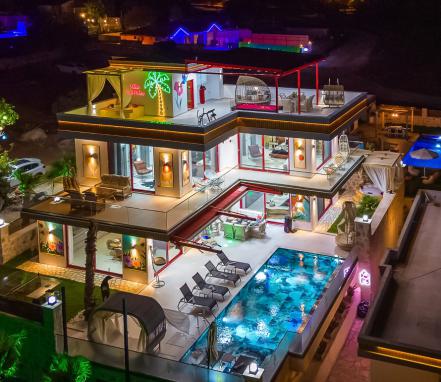 Kaş Merkeze Yakın Deniz Manzaralı Konforlu 6 Kişillik Tatil Villası