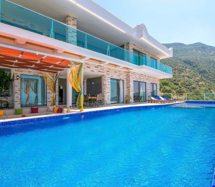 Kalkan Bölgesinde Deniz Manzaralı Lüks Tatil Villası
