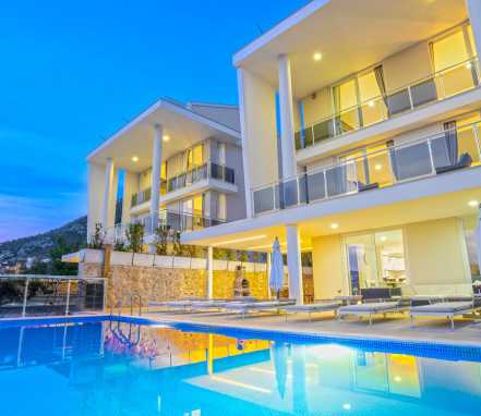 Kalkan Bölgesinde Deniz Manzaralı Lüks 10 Kişilik Tatil Villası 